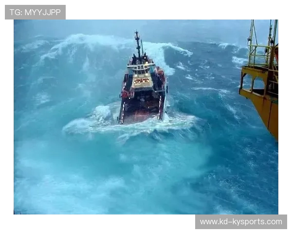 台风过后海边冲浪赛，迎风破浪展英姿，台风即将过去 海面少了波浪